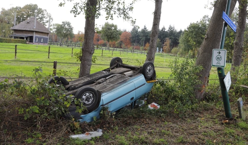 <p>Volgens de politie is ze de macht over het stuur verloren door de grote hoeveelheid bladeren, grind en eikels op de weg.</p>