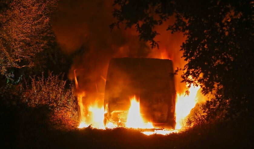 Bestelbus uitgebrand in Mikkeldonkweg, politie doet onderzoek. (Foto: Gabor Heeres, Foto Mallo)