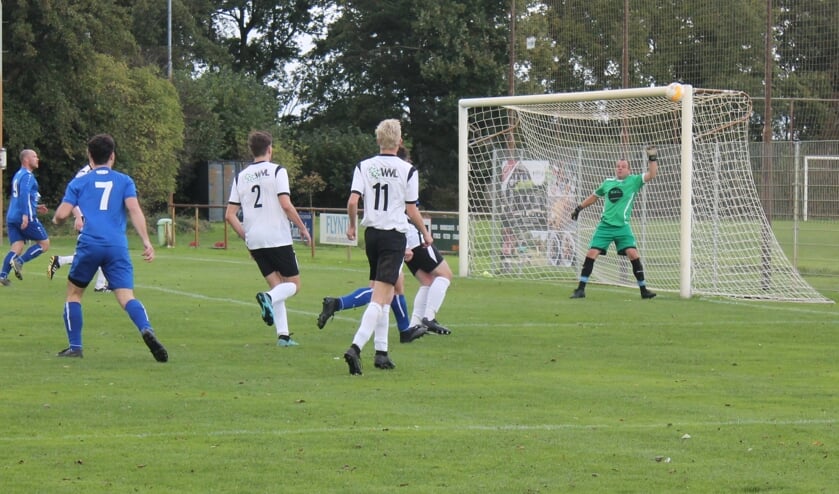 <p>SBV - Ophemert, waarbij Max Tielemans op de kruising schiet.</p>