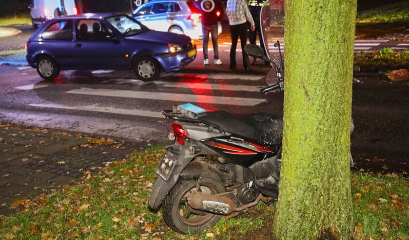 Scooterrijdster lichtgewond bij ongeval op Osse rotonde. (Foto: Gabor Heeres, Foto Mallo)