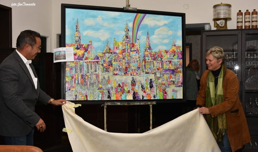 De wethouders Rob Janssen en Janine van Hulsteijn onthullen het werk van de Mé.rt. Dit object wordt op formaat 100 bij 140 centimeter geveild. (Foto: Jan Tomasila)