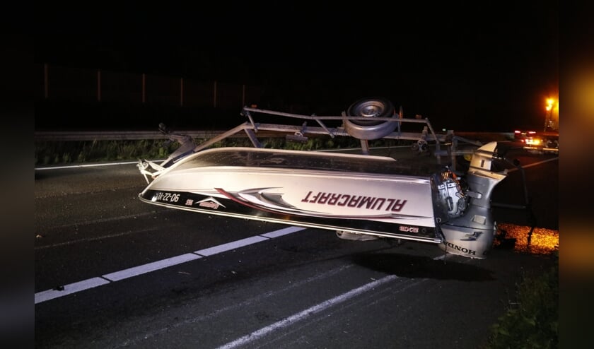 <p>Door het incident zijn zowel de aanhanger als de boot op de kop op het wegdek beland.</p>
