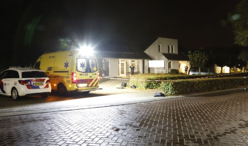 <p>De politie is bezig met een grootschalig onderzoek in de woning en het daarbij gevestigde assurantiekantoor.</p>