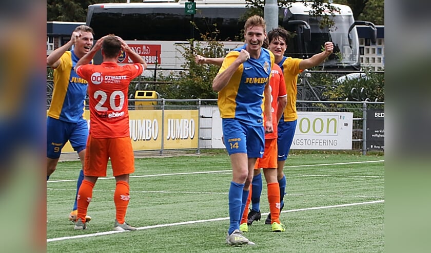 NIels Wouters juicht na zijn tweede treffer naar de 4-0 eindstand.