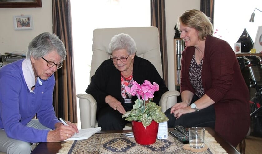 v.l.n.r. Nelly Grutters, mevrouw Canjels en dochter Jolanda.