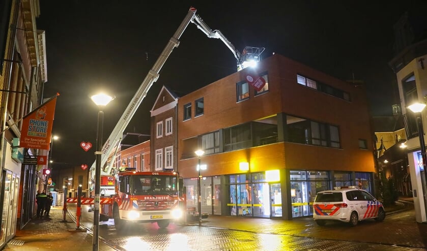 Politie en brandweer in de Heuvelstraat in Oss. (Foto: Gabor Heeres, Foto Mallo)
