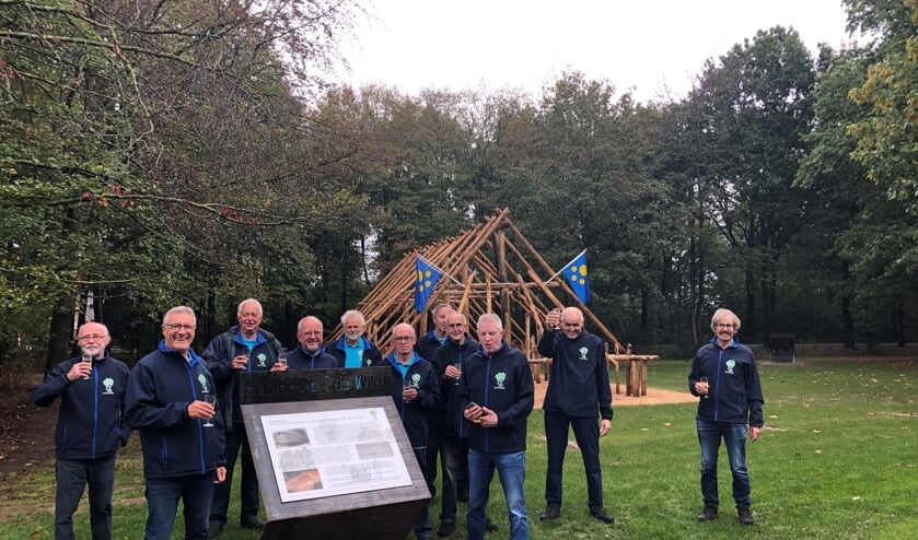 Bewapend met champagne kon het elftal vrijwilligers het Hapshuis toch feestelijk openen.