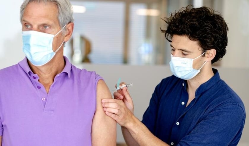 <p>Mensen met een medische aandoening en 70-plussers krijgen eerst een griepprik. </p>