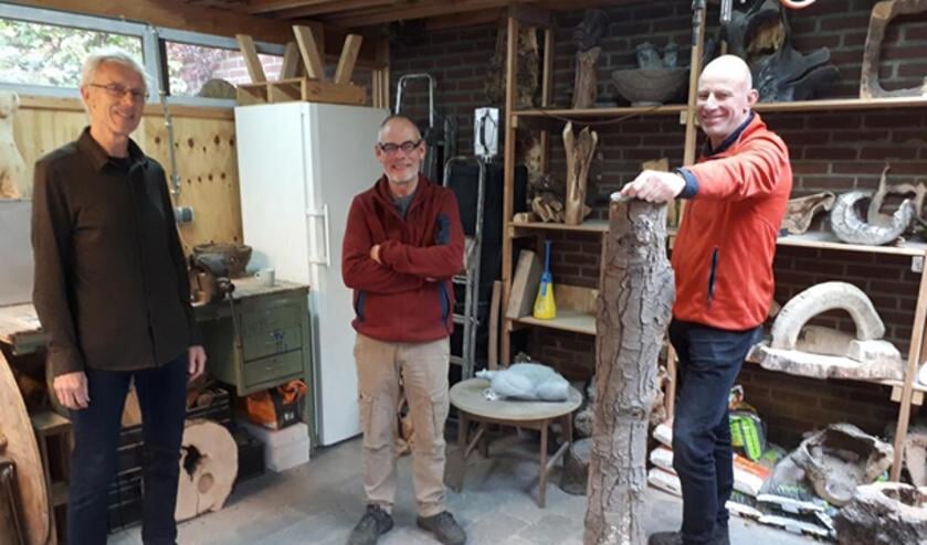 v.l.n.r. Maurits de Boer, John van Schipstal en Henry Kuppen bij de tak van de Paardenkastanjeboom van Anne Frank