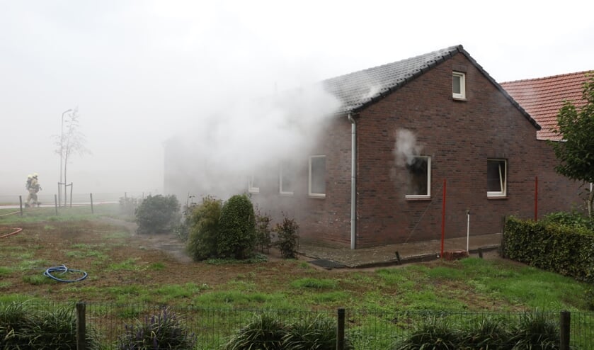 Veel rookontwikkeling bij brand in Geffen. (Foto: Gabor Heeres, Foto Mallo)