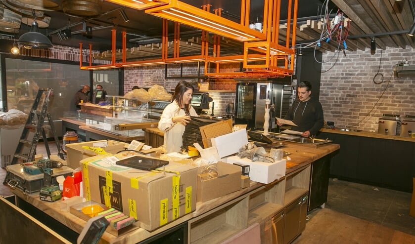 <p>Er wordt nog druk verbouwd in de winkel, die zondag geopend wordt. (foto: Ad van de Graaf)</p>