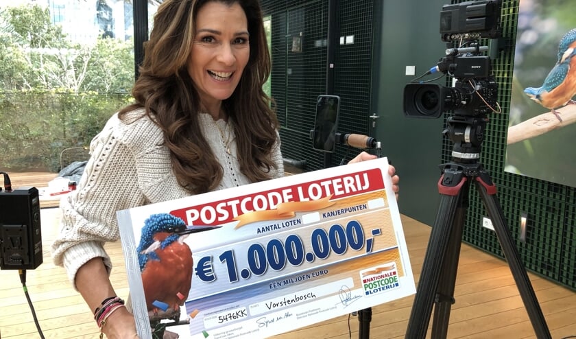 <p>Postcode Loterij-ambassadeur Quinty Trustfull reikt 1 Miljoenprijs uit aan inwoners Vorstenbosch.</p>