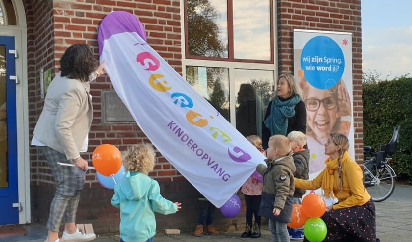 <p>Het nieuwe bord werd op feestelijke wijze onthuld.</p>