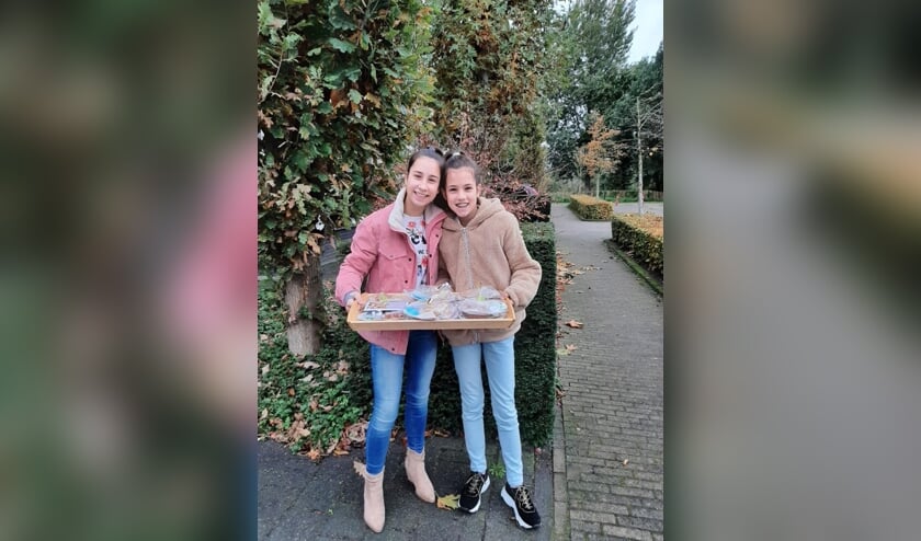 <p>Lynn en Fay Sanders, twee jongeren van M25 Veghel, hebben voor tien ouderen gebakken en het lekkers bezorgd.</p>