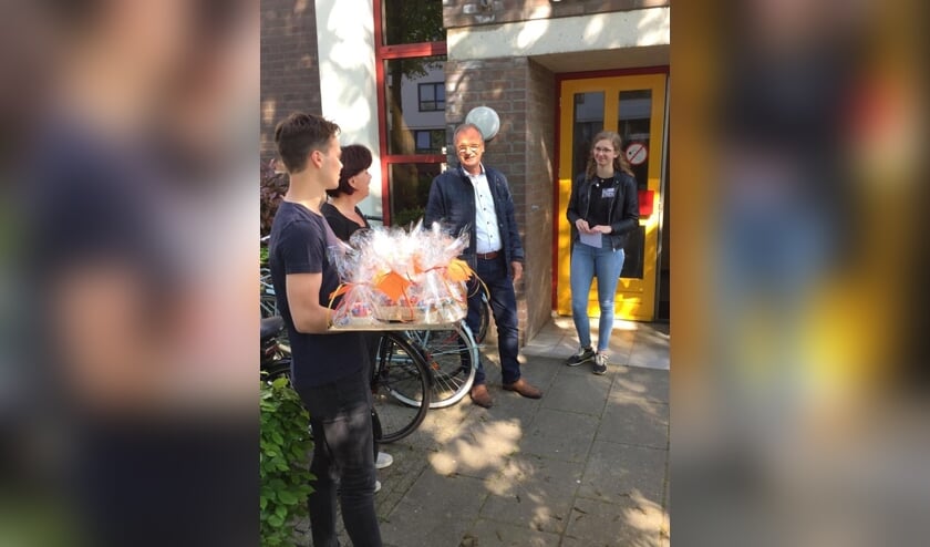 <p>Wethouder Jan Goijaarts samen met een paar vrijwilligers.</p>