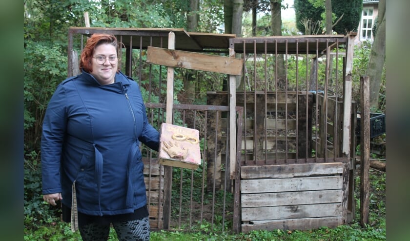 Carolien Rutjes in de tuin in Macharen.