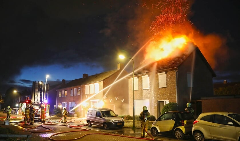 Woningbrand in Berghem. (Foto: Gabor Heeres, Foto Mallo)