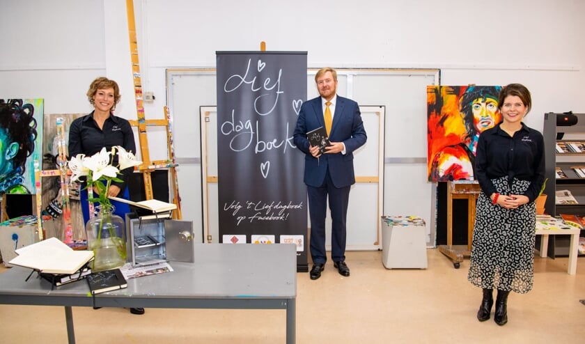 <p>Marike en Simone, initiatiefnemers van het doorgeefdagboek, met Koning Willem-Alexander</p>
