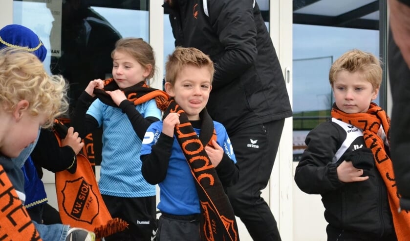 <p>Naast een handjevol pepernoten ontving elke speler van JO7 en JO8 een originele, oranje-zwarte SIOL-sjaal.</p>