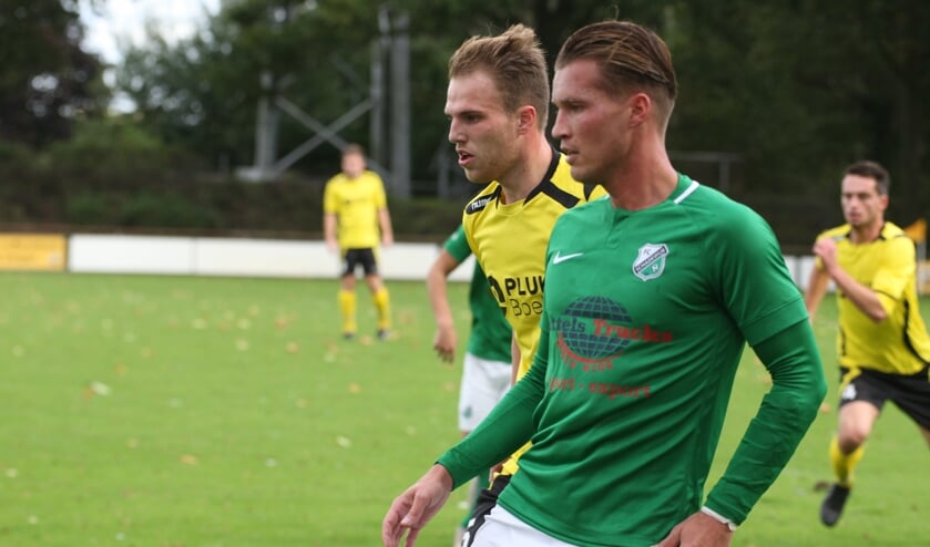 <p>Quincy Broers (R) geconcentreerd namens FC Schadewijk</p>
