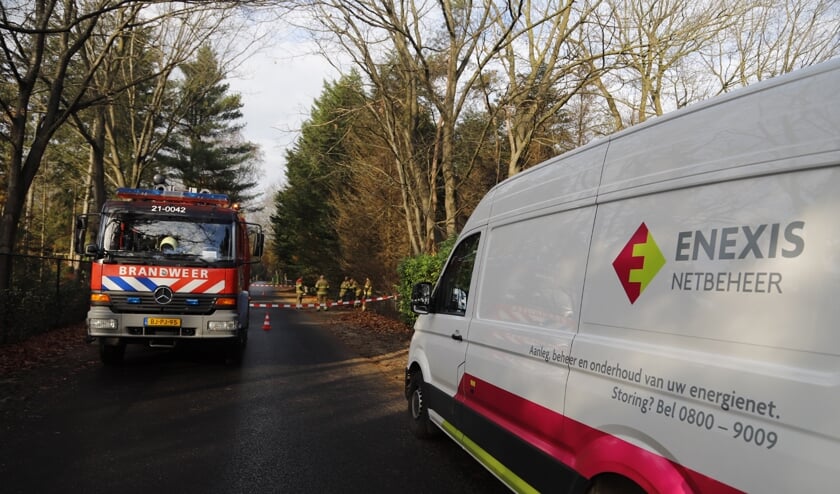 Zowel de brandweer als Enexis zijn ter plaatse om de leidingen te repareren.