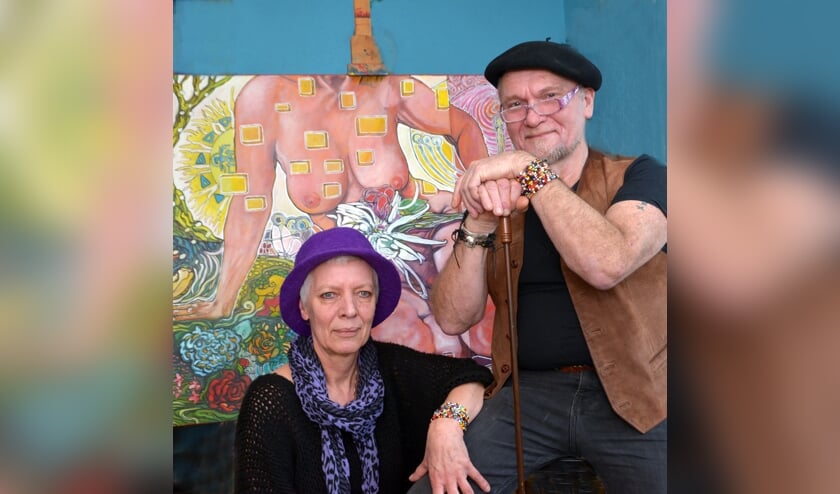 <p>Frans en Olga bij één van Frans' kunstwerken. (foto: Henk Lunenburg)</p>