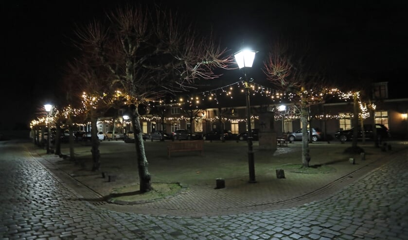 <p>Een plein in Megen met kerstverlichting.</p>