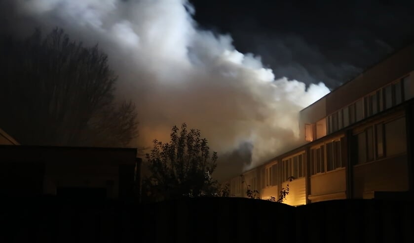 Flinke brand in woning Tollensstraat. (Foto: Gabor Heeres, Foto Mallo)