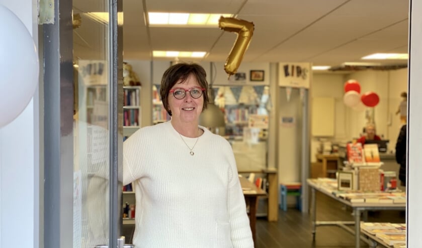 <p>Wies Dragt in de deuropening van haar boekenwinkel.</p>
