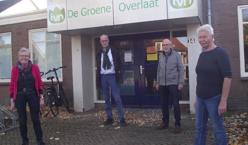 Truus Selten, voorzitter Sjoerd de Boer, Jan van Haare en Miep Kuppen voor hun IVN afdeling in Beers.