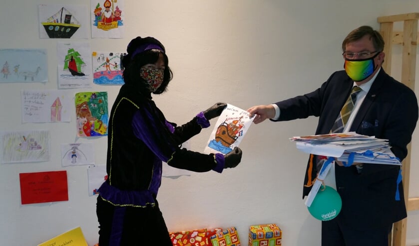 Burgemeester Hellegers hangt samen met Piet de Sint-tekeningen op in
Museum Krona.