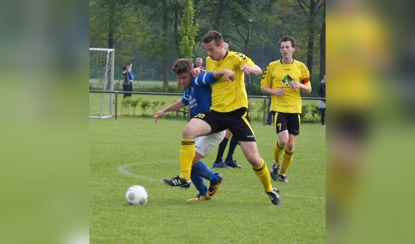<p>Sander Jonkers in duel tijdens Handel - Boekel Sport</p>
