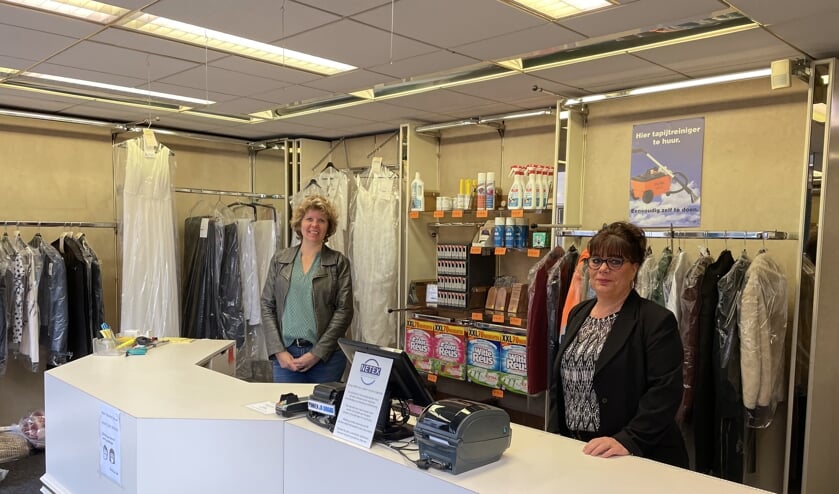 <p>Medewerkers Chantal (l) en Renata (r) staan klaar voor hulp en tips. </p>