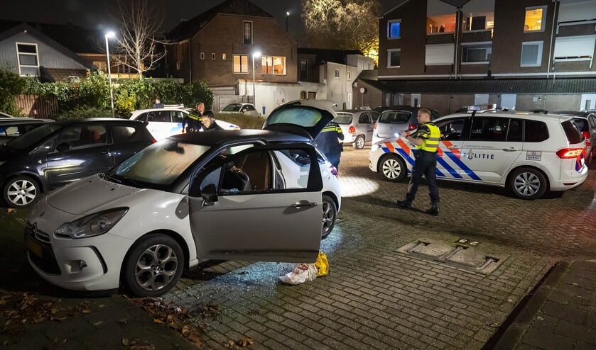 <p>Auto in Osse centrum vernield met zwaar vuurwerk. (Foto: Gabor Heeres, Foto Mallo)</p>