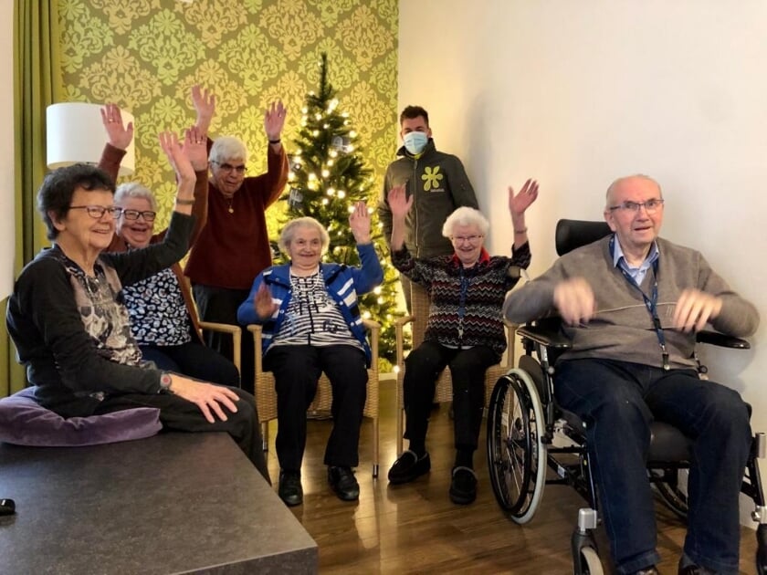 <p>De senioren zijn erg blij met de kerstboom.</p>