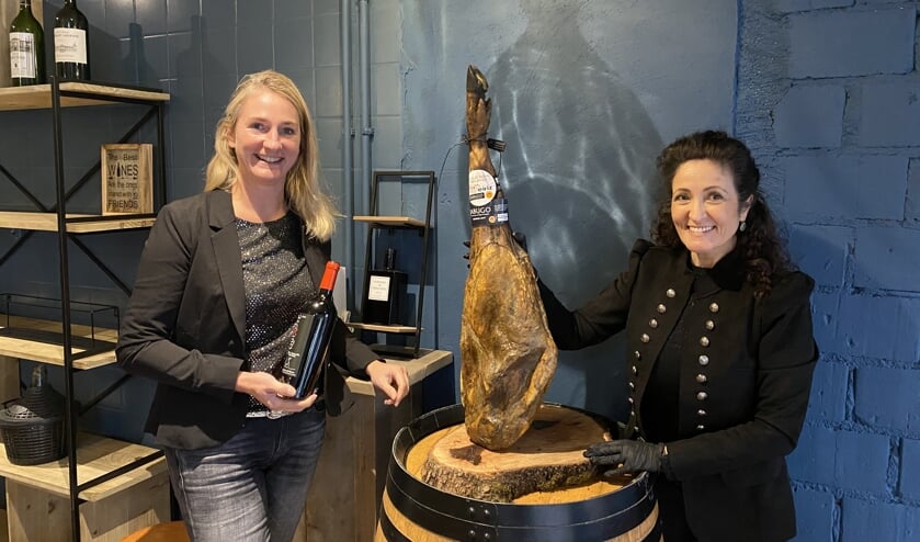 <p>Marja en Cati in de nieuwe winkel in de Kalverstraat.</p>