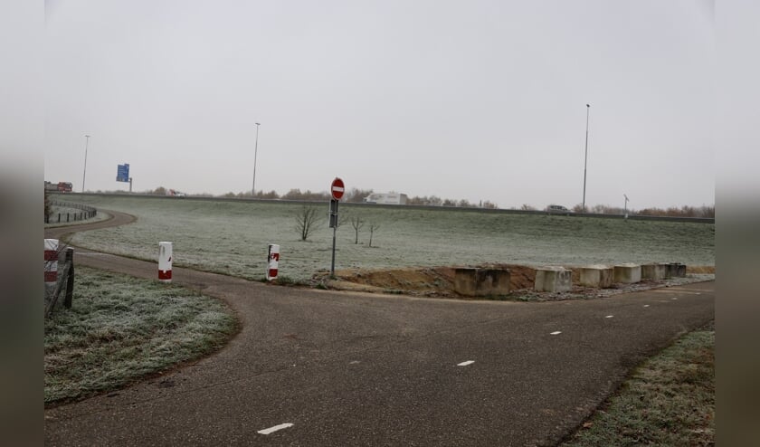 <p>Met de betonnen paaltjes en zware blokken hoopt de gemeente zware voertuigen van het fietspad te weren. (Foto: SK - Media) </p>