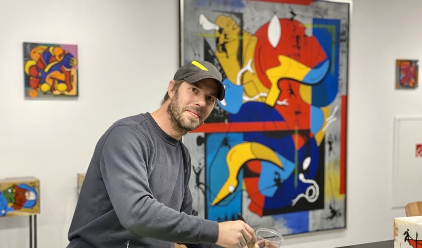 <p>Christian van Hedel in zijn kunstgalerie en atelier.</p>