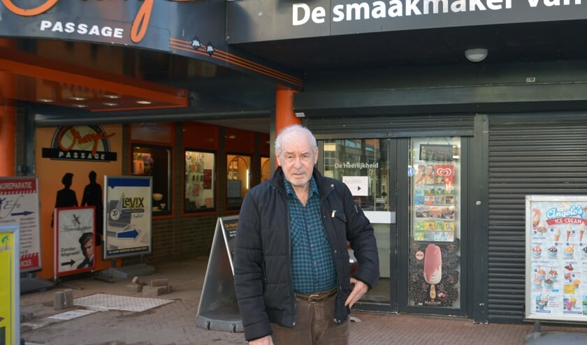 <p>Willem voor het pand aan de Oranje Passage.</p>