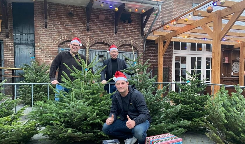 <p>Op de binnenplaats bij Pub Esser kun je ieder weekend terecht voor kerstbomen en bierpakketten. </p>