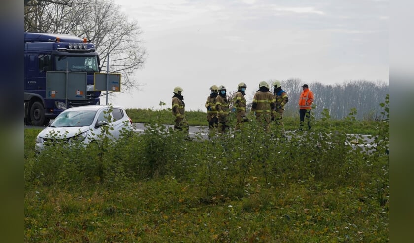Persoon aangereden door auto langs afrit A50 bij Ravenstein. (Foto: Gabor Heeres, Foto Mallo)