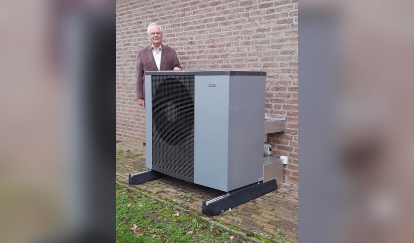 Jan bij zijn warmtepomp. Formeel zou hij met een kleinere volstaan. "Maar ik wilde wat reserve hebben."