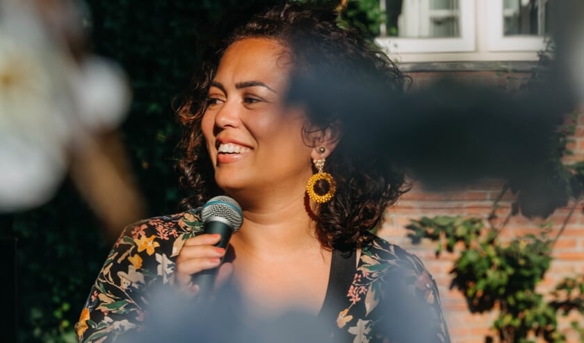 <p>Optreden en zingen is genieten voor Mindy. 'Do what you love and love what you do' (Foto: Driessen RG) </p>