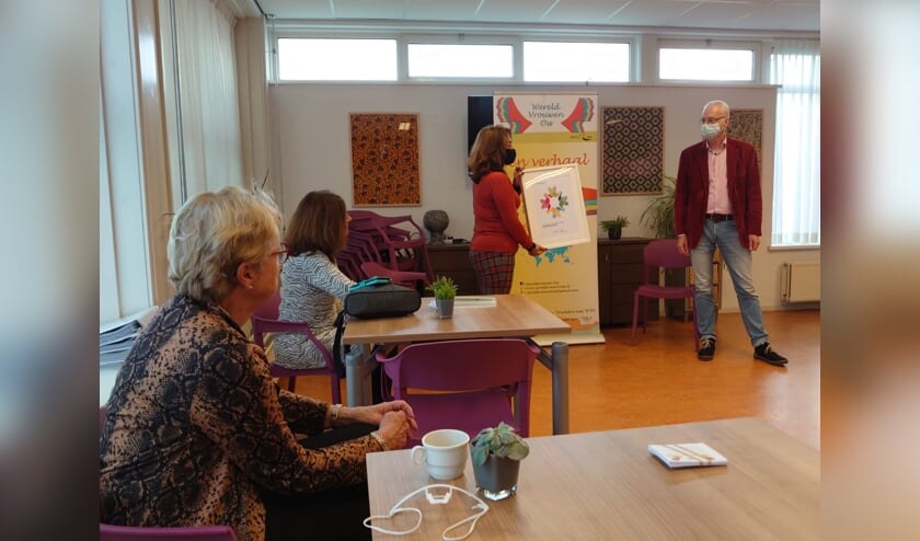 De uitreiking van de derde prijs aan Wereldvrouwen Oss.