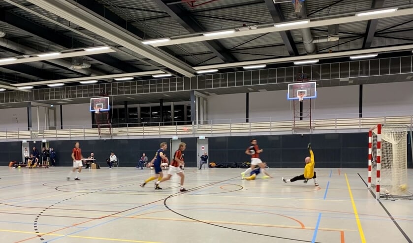 <p>Beeld van een van de laatste wedstrijden die is gespeeld. In verband met het coronavirus ligt de competitie stil. </p>