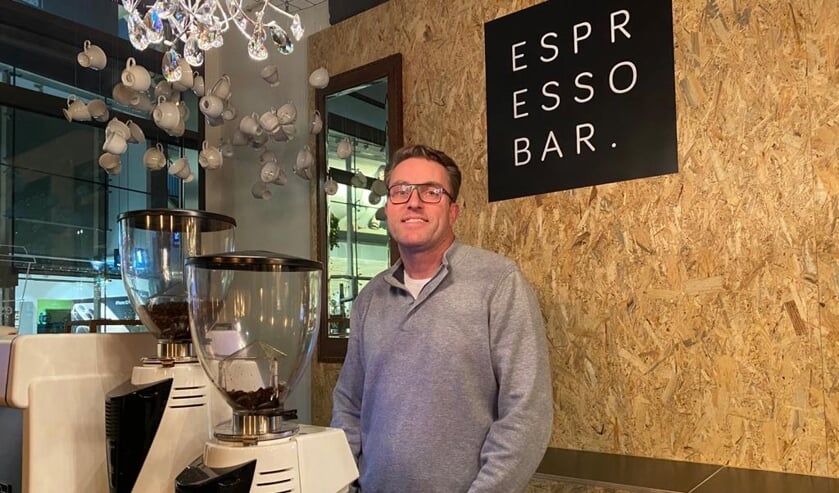 <p>Dennis in zijn nieuwe Espressobar.</p>