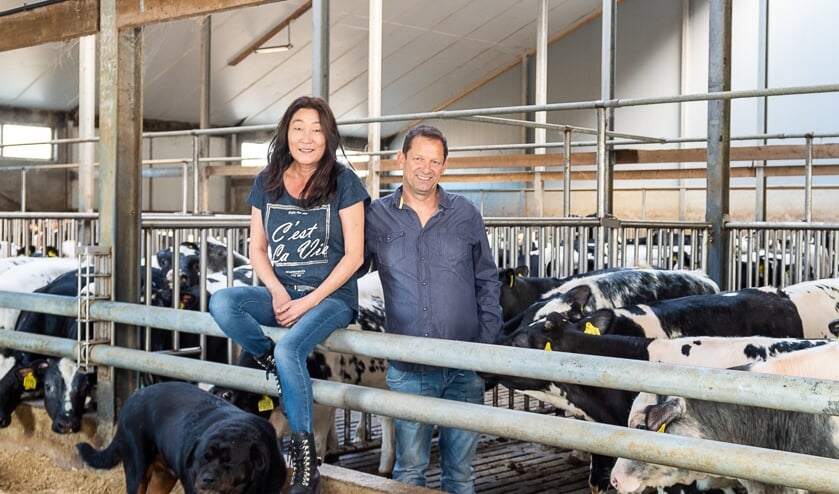 <p>Celeste en Hennie Bongers bij de kalveren in de stal. (foto: Patrick Bongartz)</p>