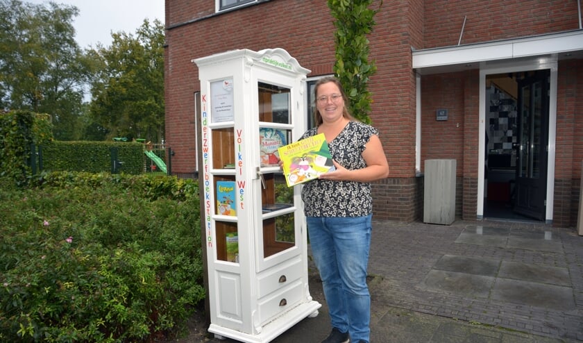 <p>Marjelle bij de boekenkast in Volkel. (foto: Henk Lunenburg)</p>