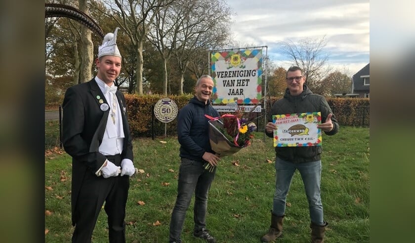 <p>Prins Hans d’n Urste overhandigde de geldprijs aan de buurtvereniging.</p>