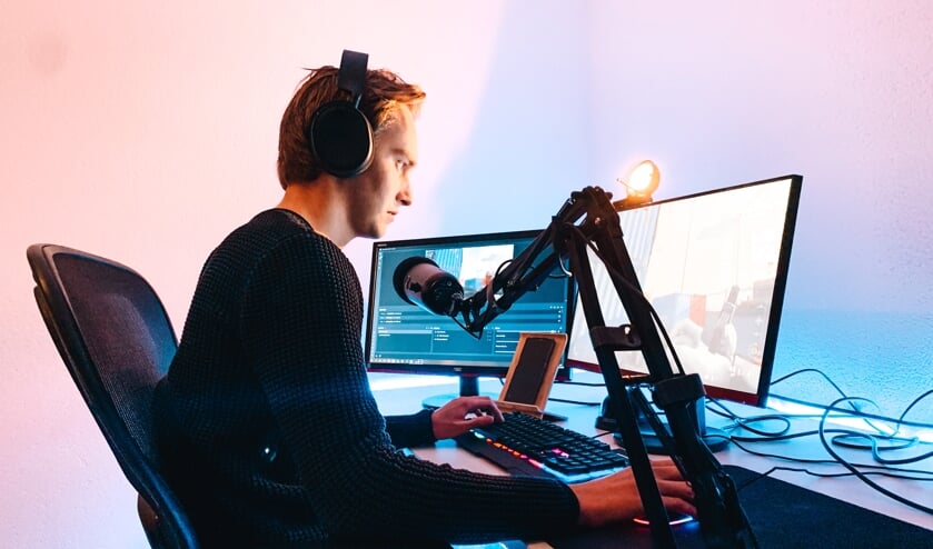 <p>Toine Versteegen in opperste concentratie tijdens een potje Call of Duty.</p>